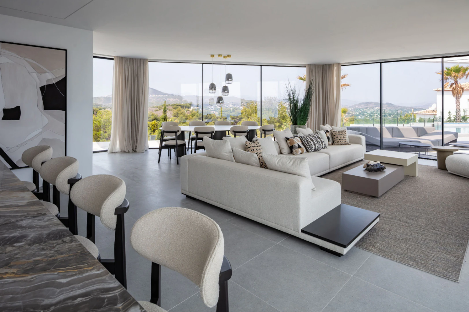 Spektakuläre neu gebaute Villa mit Panoramablick auf das Meer und die Berge.