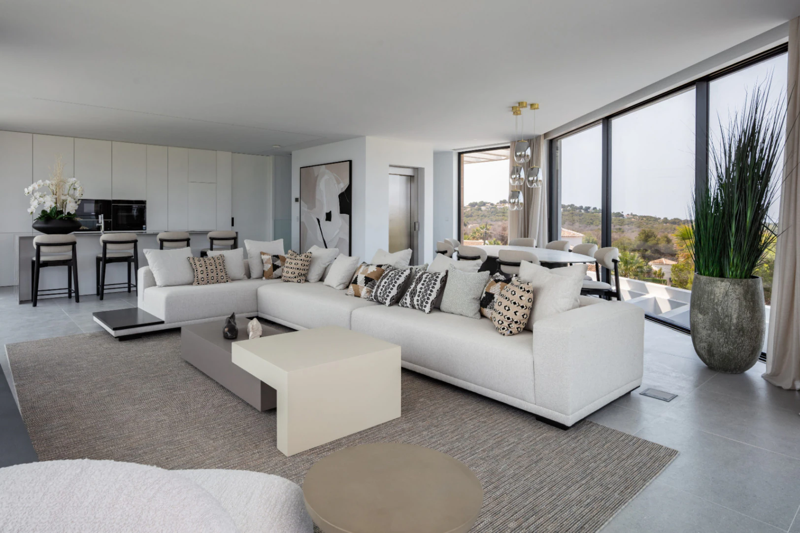 Spektakuläre neu gebaute Villa mit Panoramablick auf das Meer und die Berge.