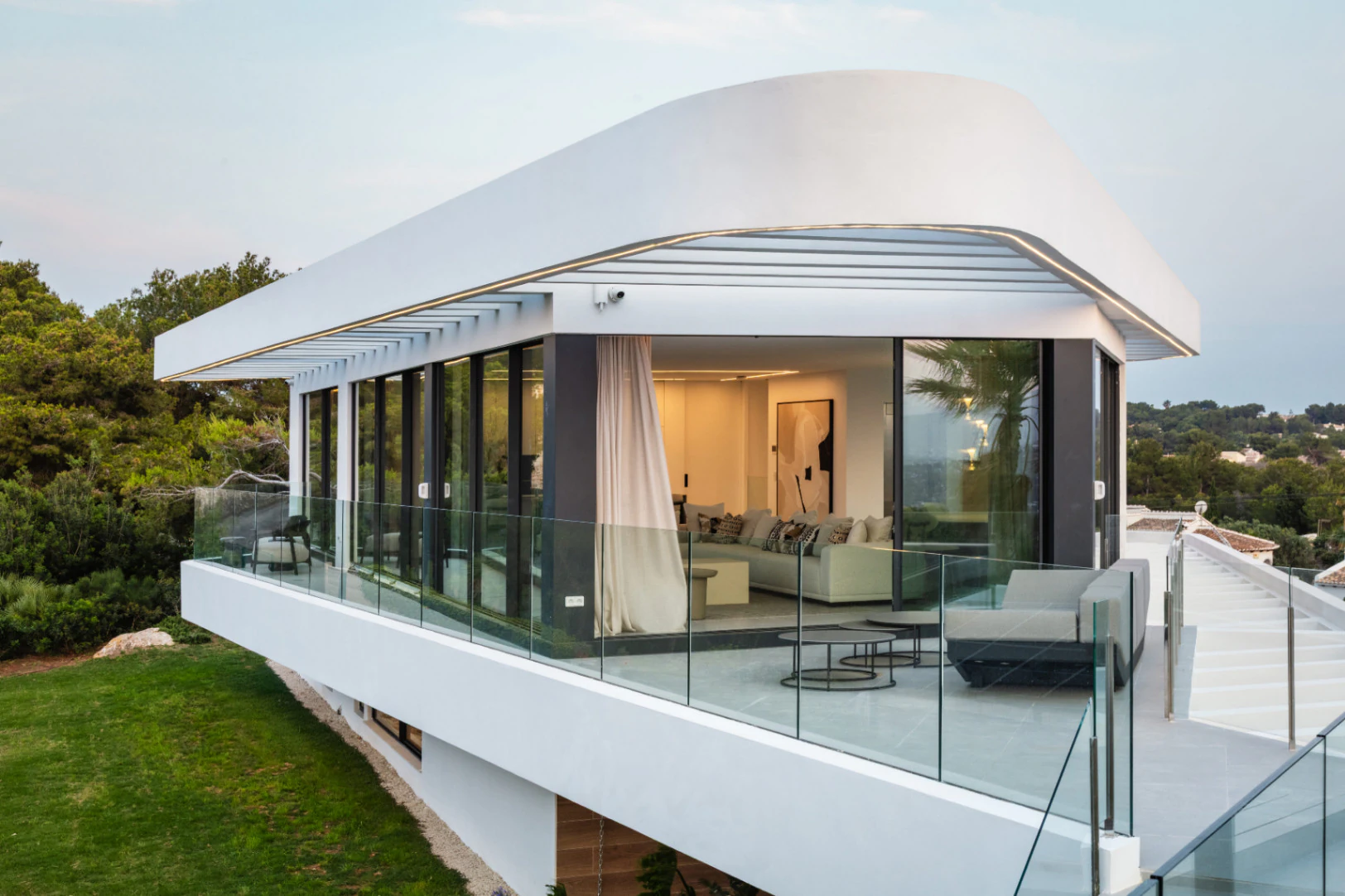 Spektakuläre neu gebaute Villa mit Panoramablick auf das Meer und die Berge.