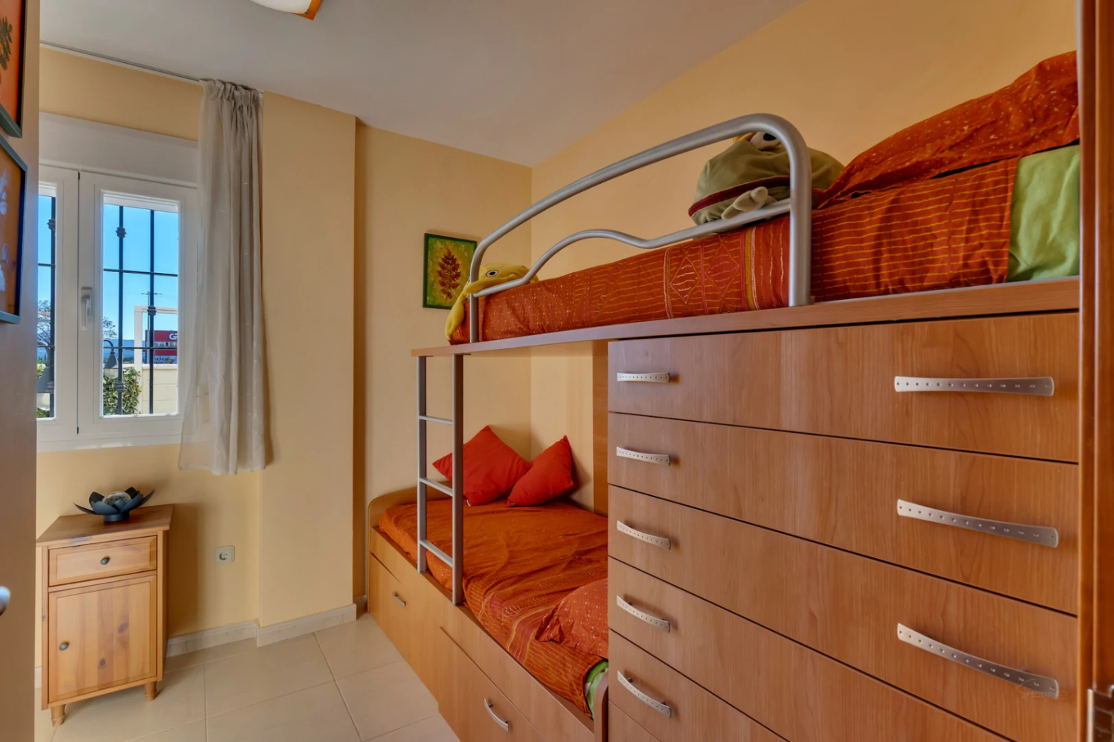 4837 - Vijf-kamerappartement met grote tuin, gelegen in een geweldige buurt van Jávea.
