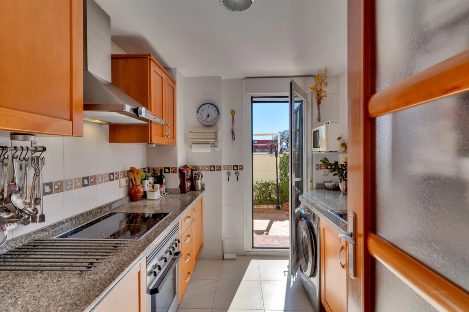 4837 - Vijf-kamerappartement met grote tuin, gelegen in een geweldige buurt van Jávea.