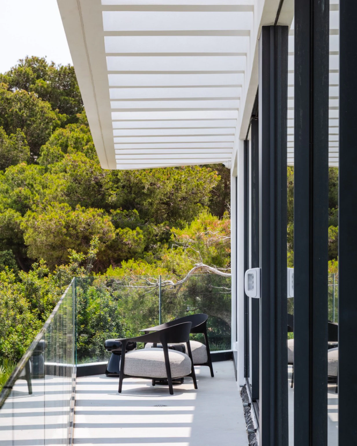 Spektakuläre neu gebaute Villa mit Panoramablick auf das Meer und die Berge.