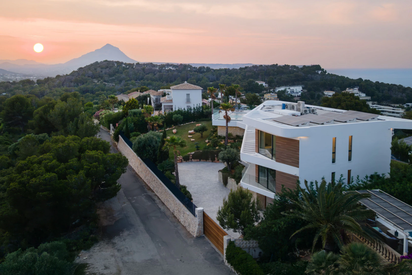 Spektakuläre neu gebaute Villa mit Panoramablick auf das Meer und die Berge.