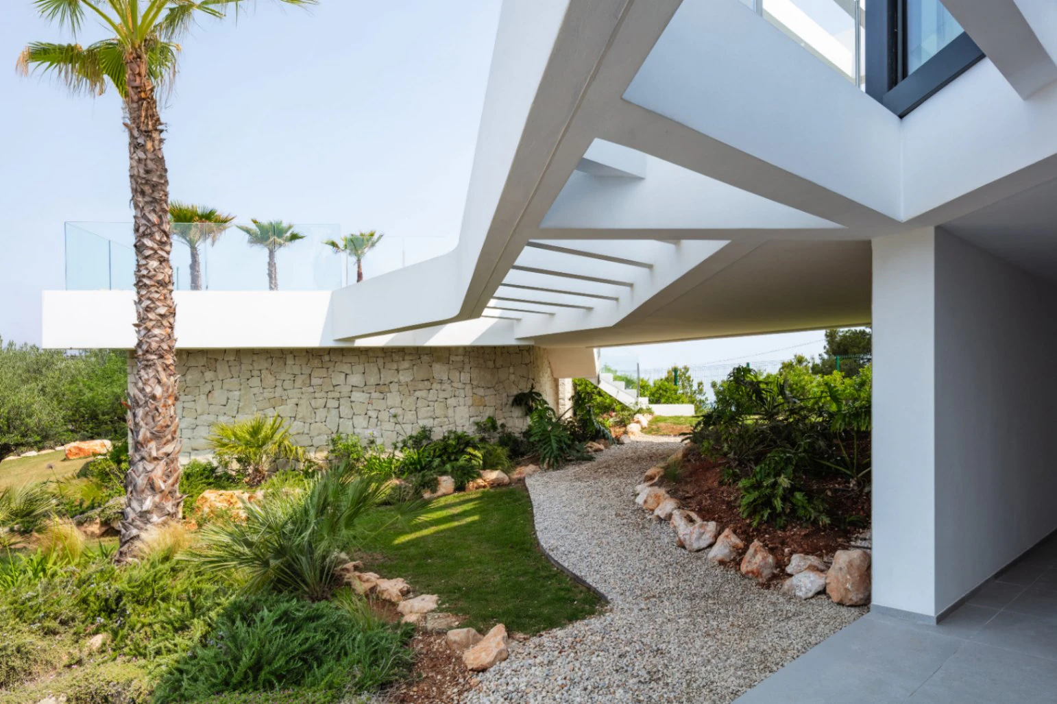 Spektakuläre neu gebaute Villa mit Panoramablick auf das Meer und die Berge.