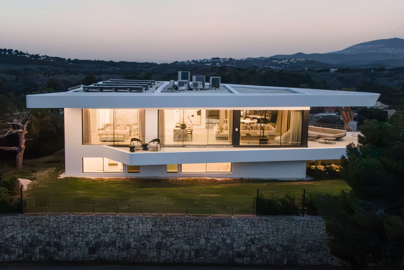 Spektakuläre neu gebaute Villa mit Panoramablick auf das Meer und die Berge.