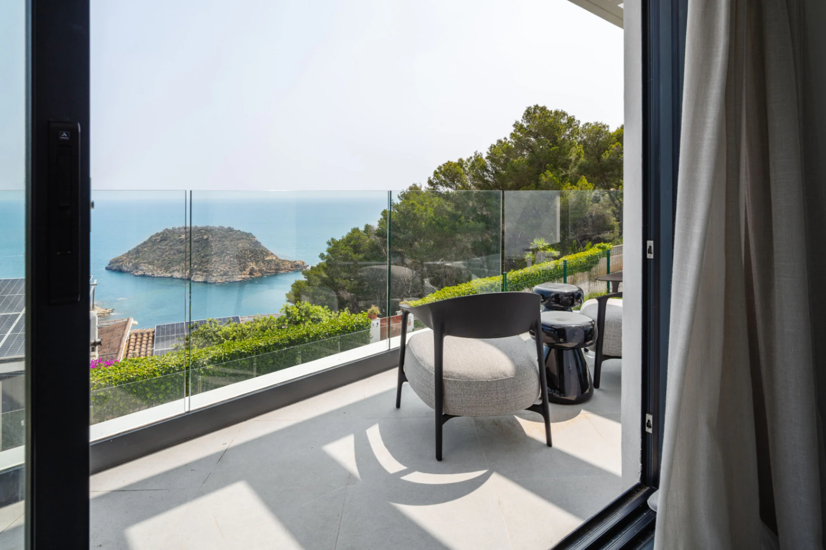 Spektakuläre neu gebaute Villa mit Panoramablick auf das Meer und die Berge.