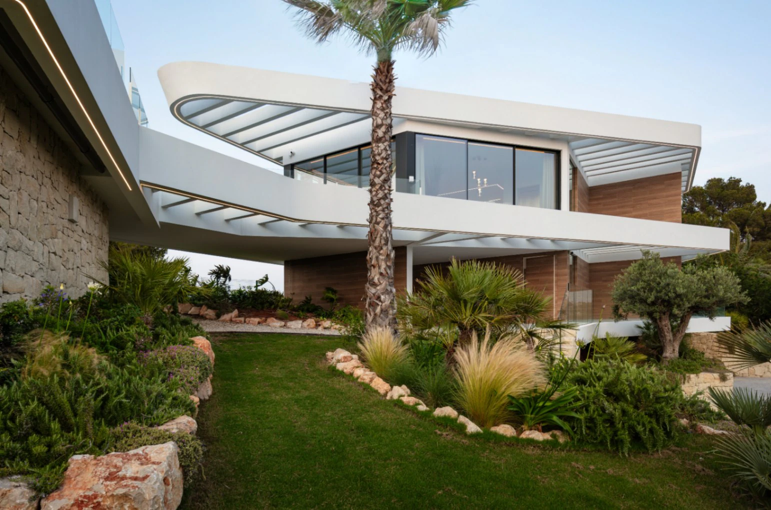 Spektakuläre neu gebaute Villa mit Panoramablick auf das Meer und die Berge.