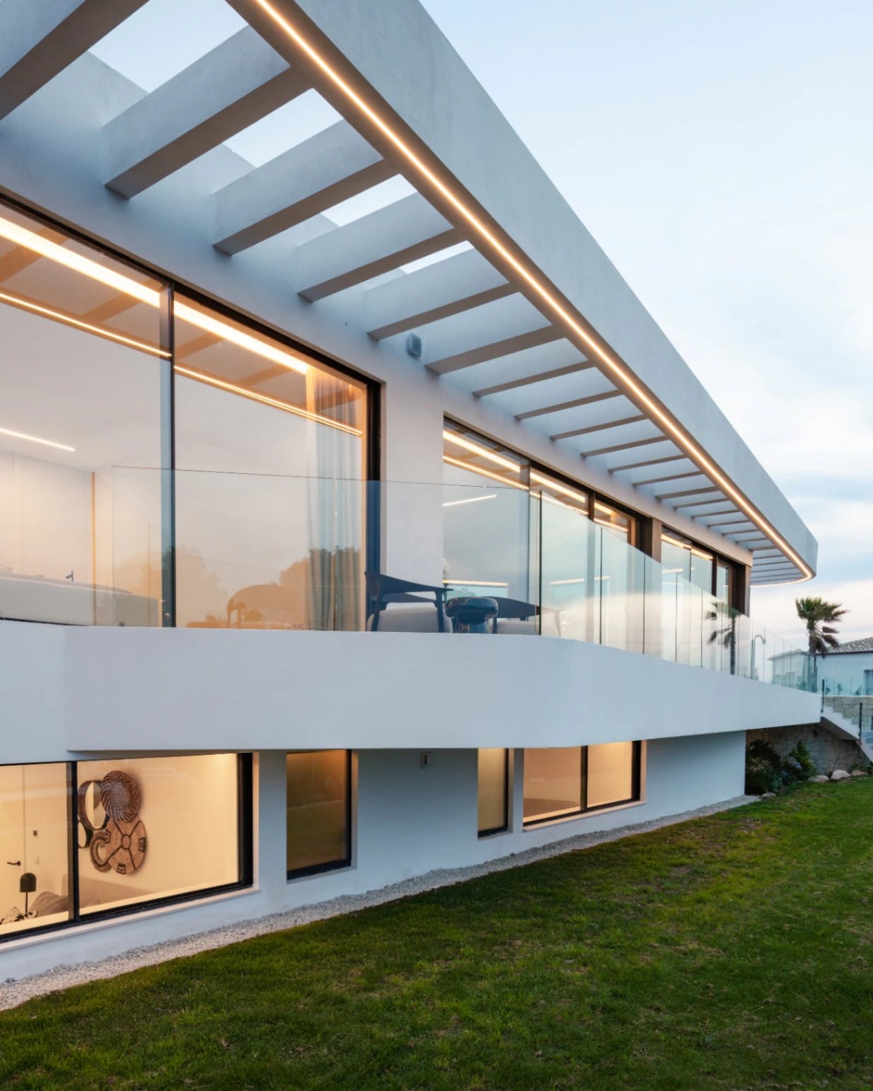 Spektakuläre neu gebaute Villa mit Panoramablick auf das Meer und die Berge.