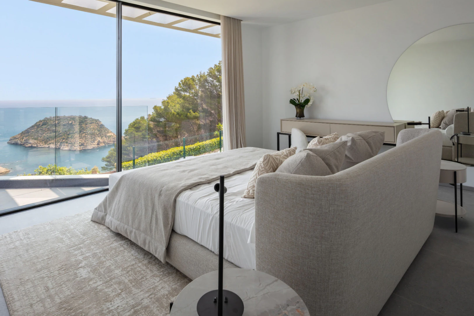 Spektakuläre neu gebaute Villa mit Panoramablick auf das Meer und die Berge.