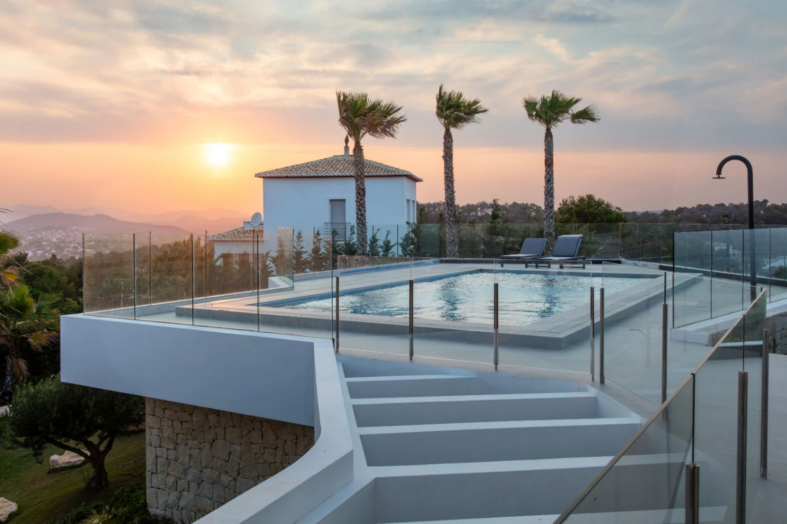 Spektakuläre neu gebaute Villa mit Panoramablick auf das Meer und die Berge.