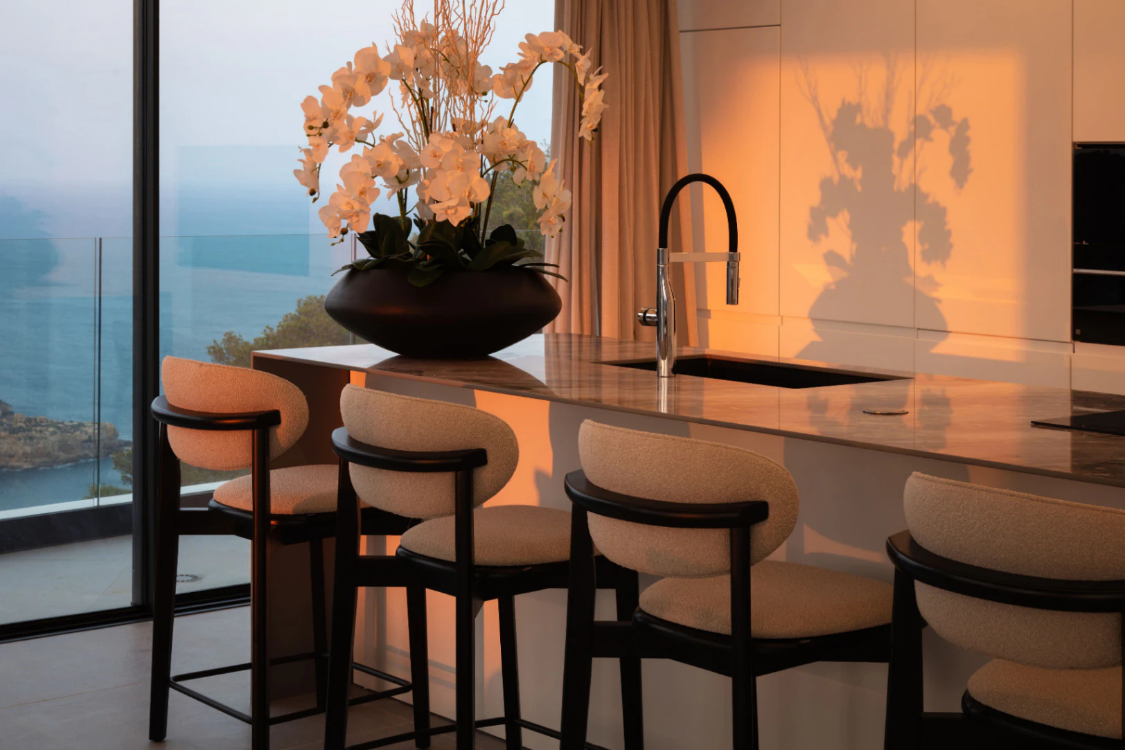 Spektakuläre neu gebaute Villa mit Panoramablick auf das Meer und die Berge.