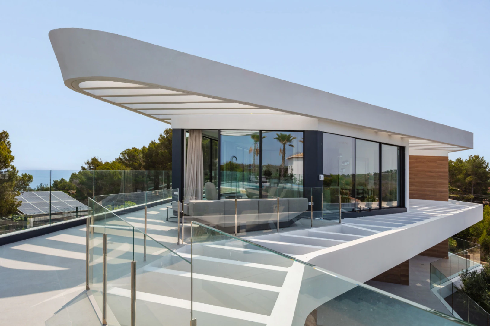 Spektakuläre neu gebaute Villa mit Panoramablick auf das Meer und die Berge.