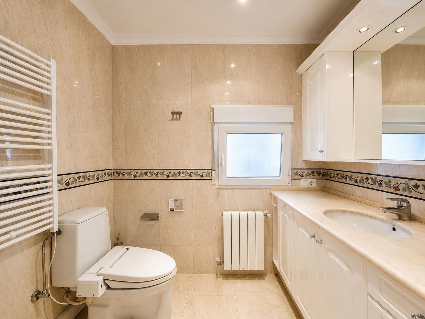 Villa con apartamento de invitados y vistas al mar en Dénia