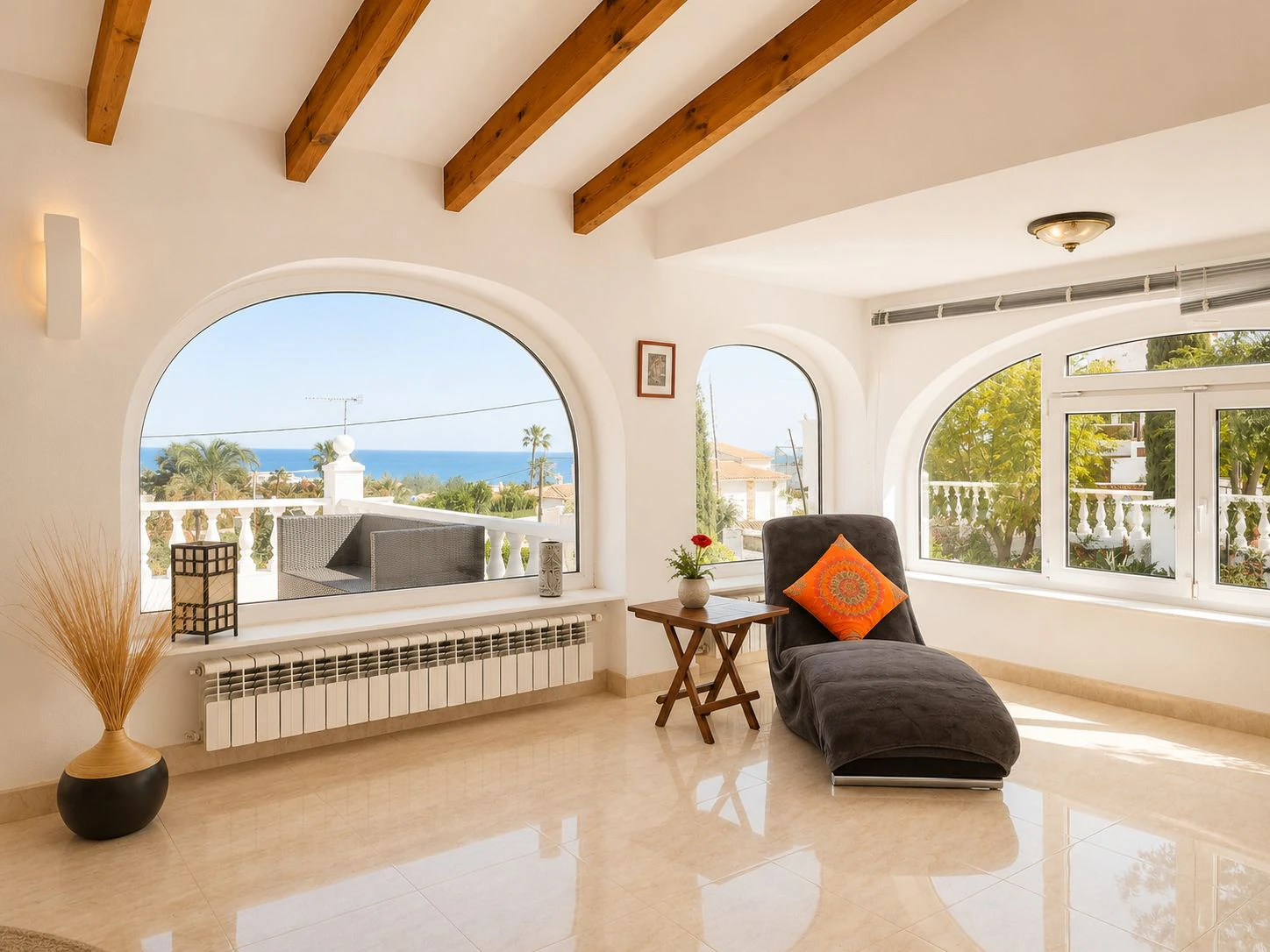 Villa con apartamento de invitados y vistas al mar en Dénia