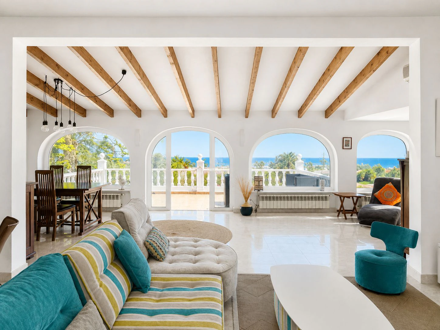 Villa con apartamento de invitados y vistas al mar en Dénia