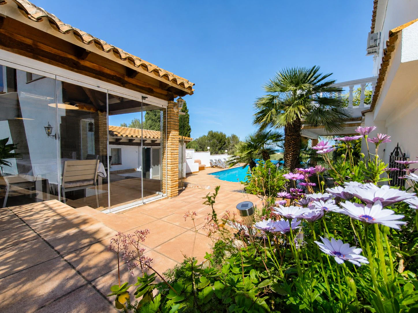 Villa con apartamento de invitados y vistas al mar en Dénia