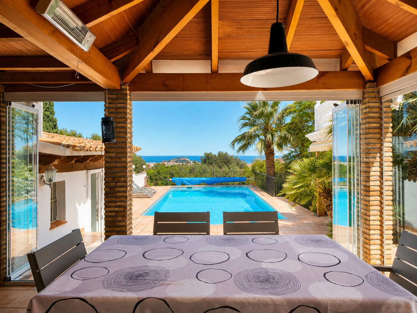 Villa con apartamento de invitados y vistas al mar en Dénia