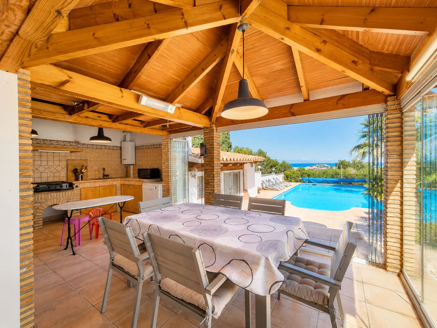 Villa con apartamento de invitados y vistas al mar en Dénia