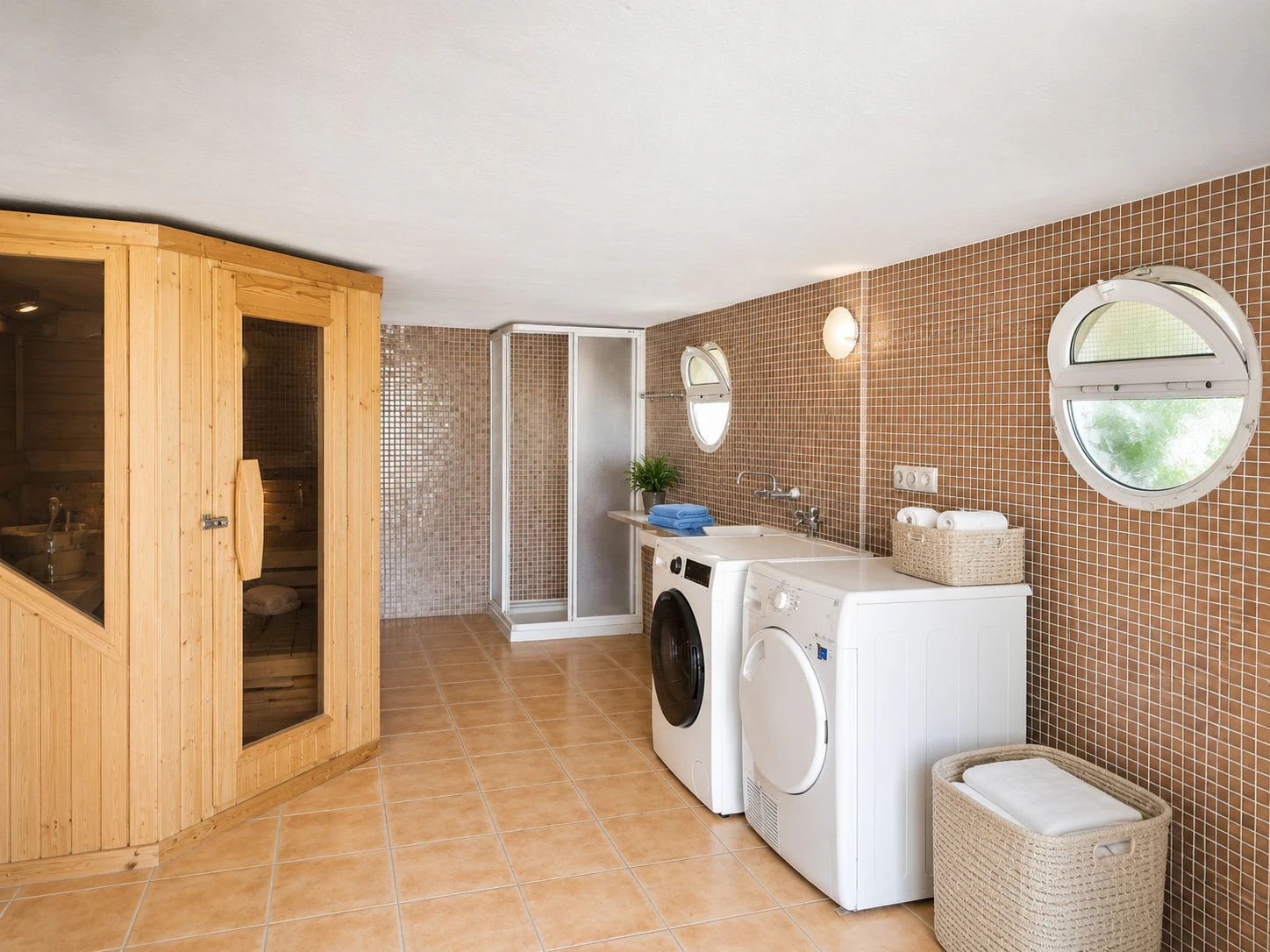 Villa con apartamento de invitados y vistas al mar en Dénia