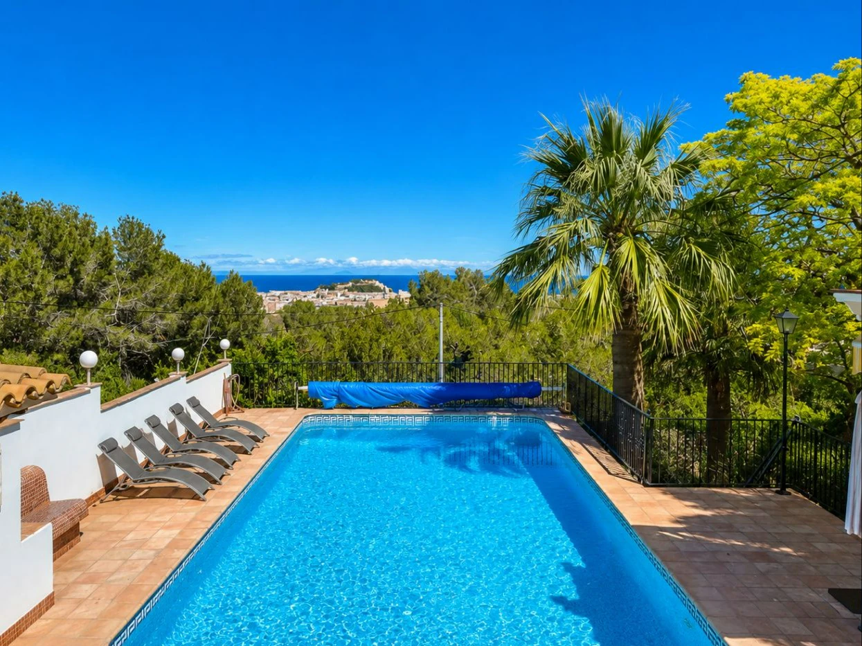 Villa con apartamento de invitados y vistas al mar en Dénia