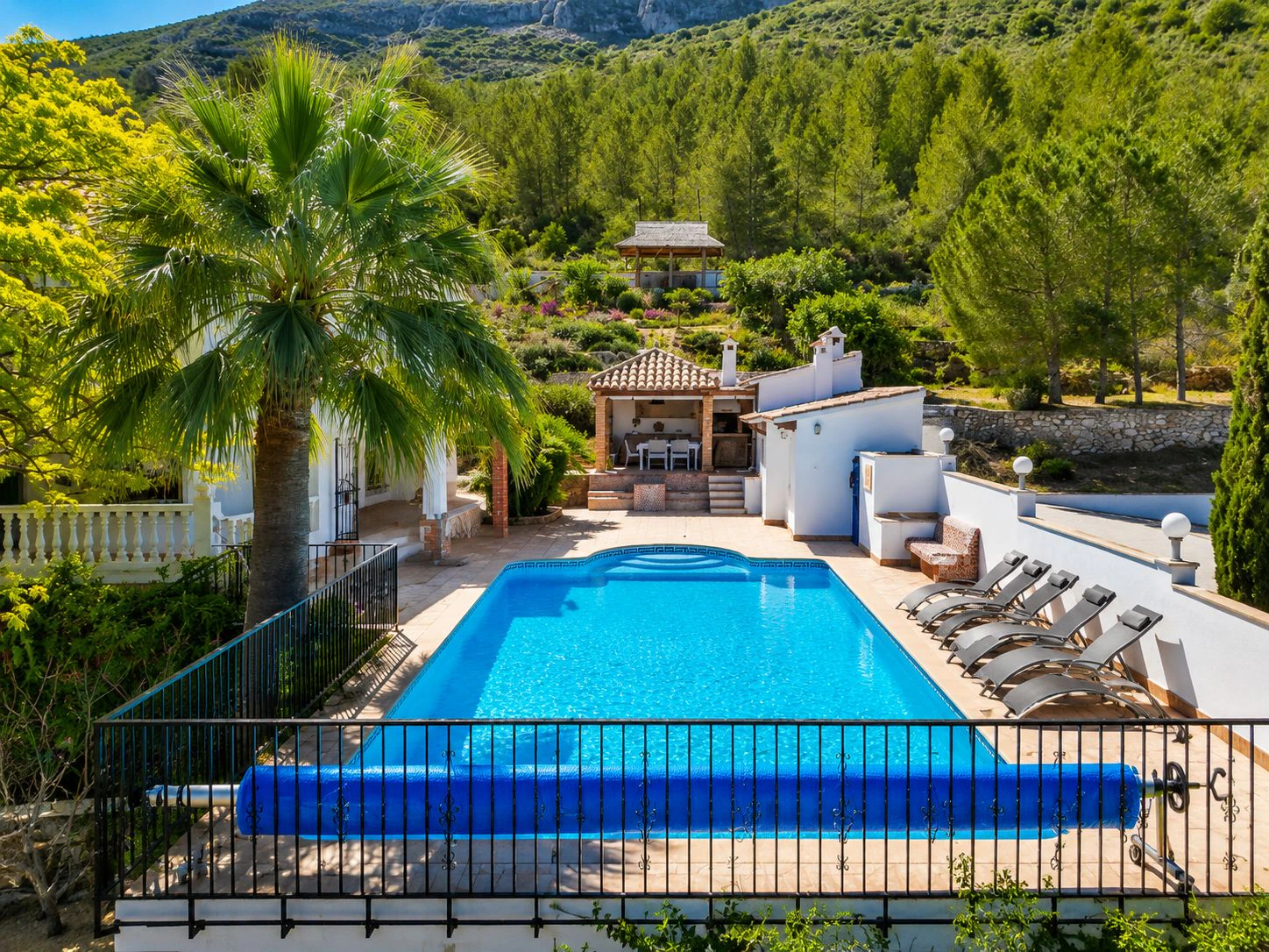 Villa con apartamento de invitados y vistas al mar en Dénia