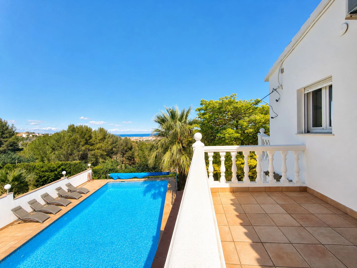 Villa con apartamento de invitados y vistas al mar en Dénia