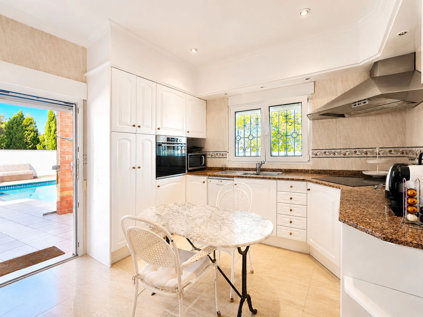 Villa con apartamento de invitados y vistas al mar en Dénia