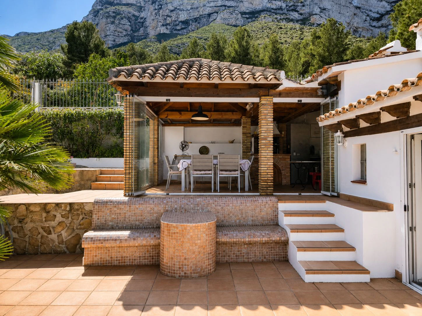 Villa con apartamento de invitados y vistas al mar en Dénia