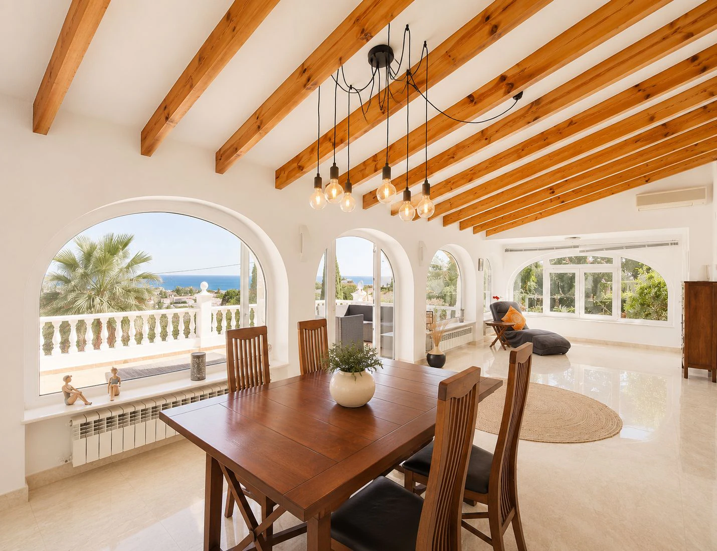 Villa con apartamento de invitados y vistas al mar en Dénia