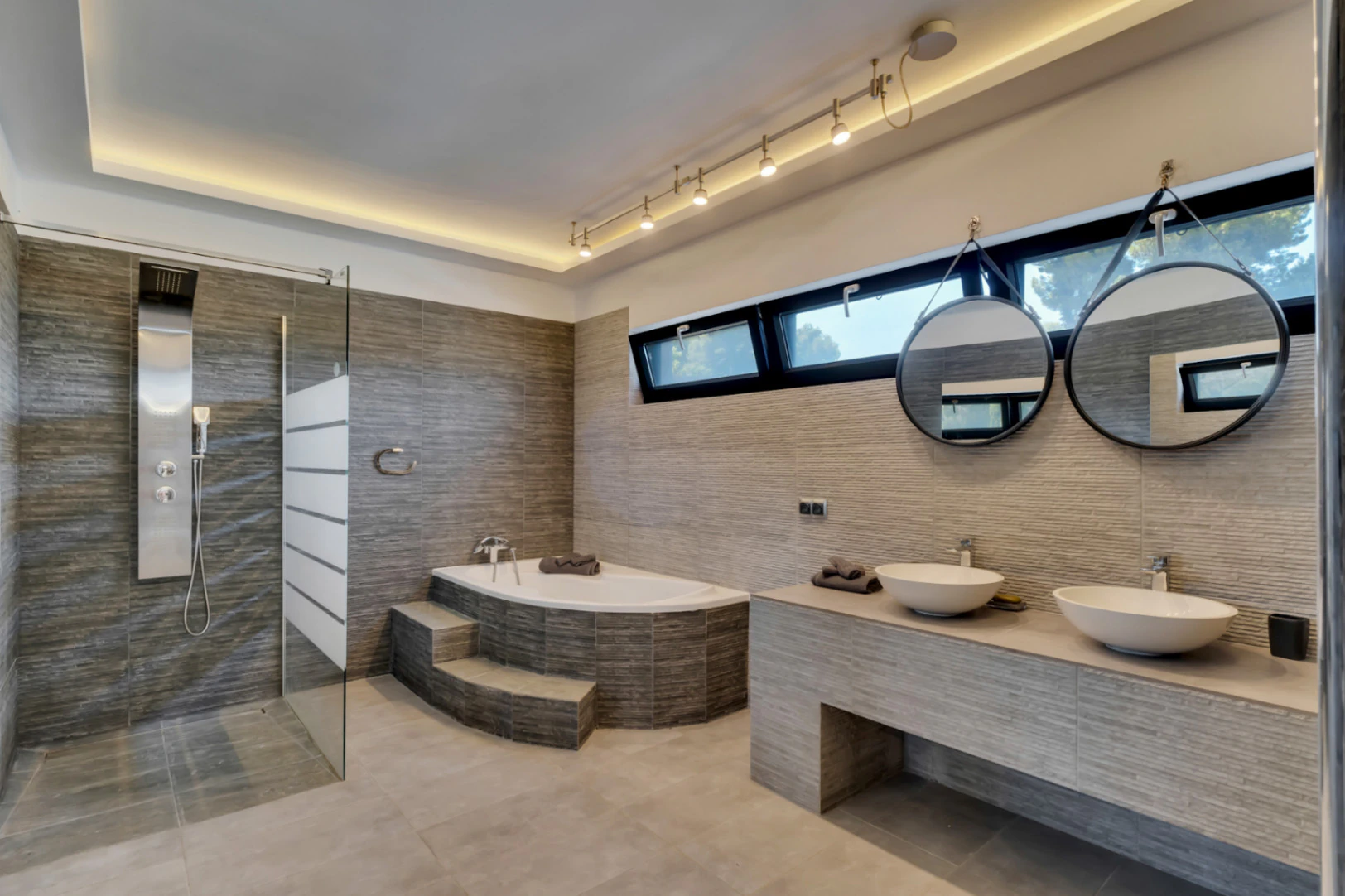 4898 - Impresionante villa moderna ubicada en la prestigiosa urbanización ( TOSALET )