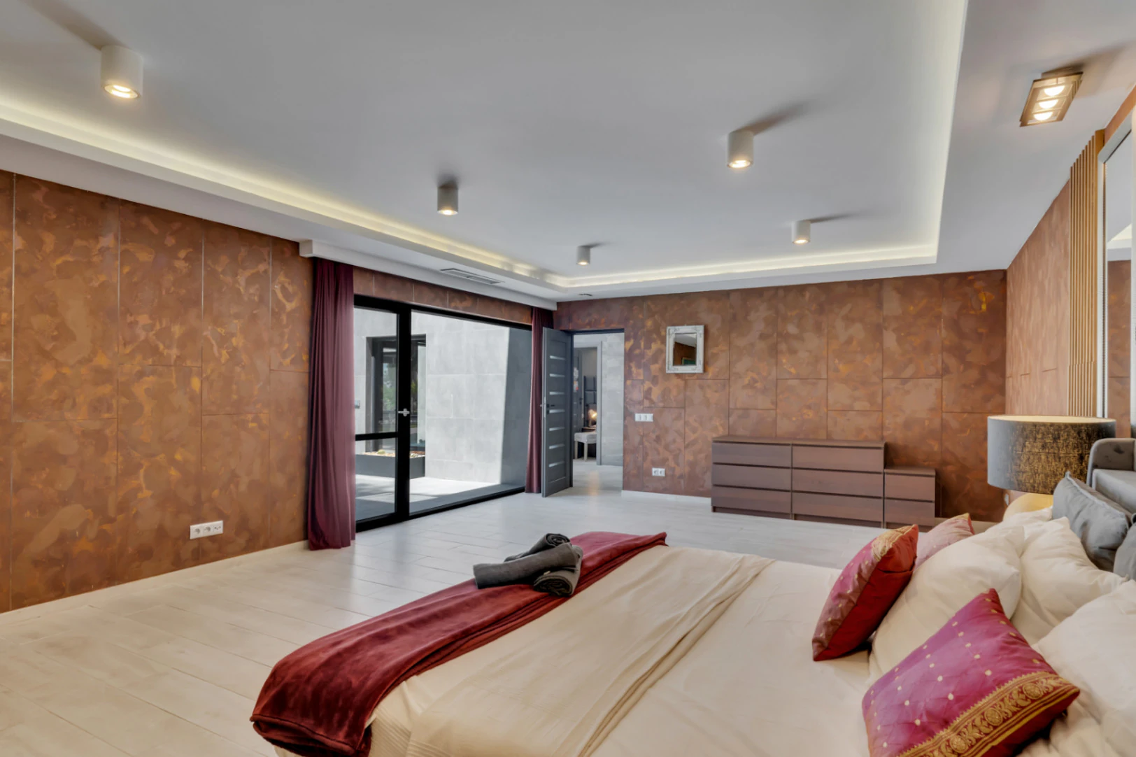 4898 - Impresionante villa moderna ubicada en la prestigiosa urbanización ( TOSALET )
