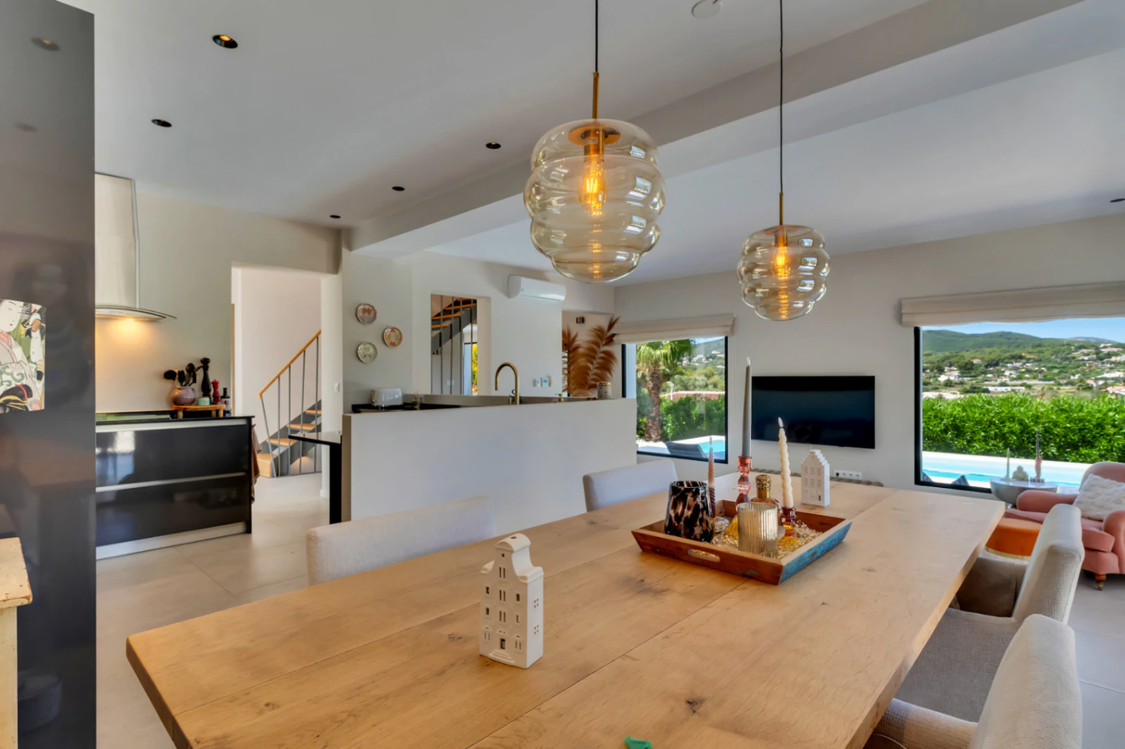 4893 - Propiedad ubicada en una demandada urbanizacion con vistas impresionantes