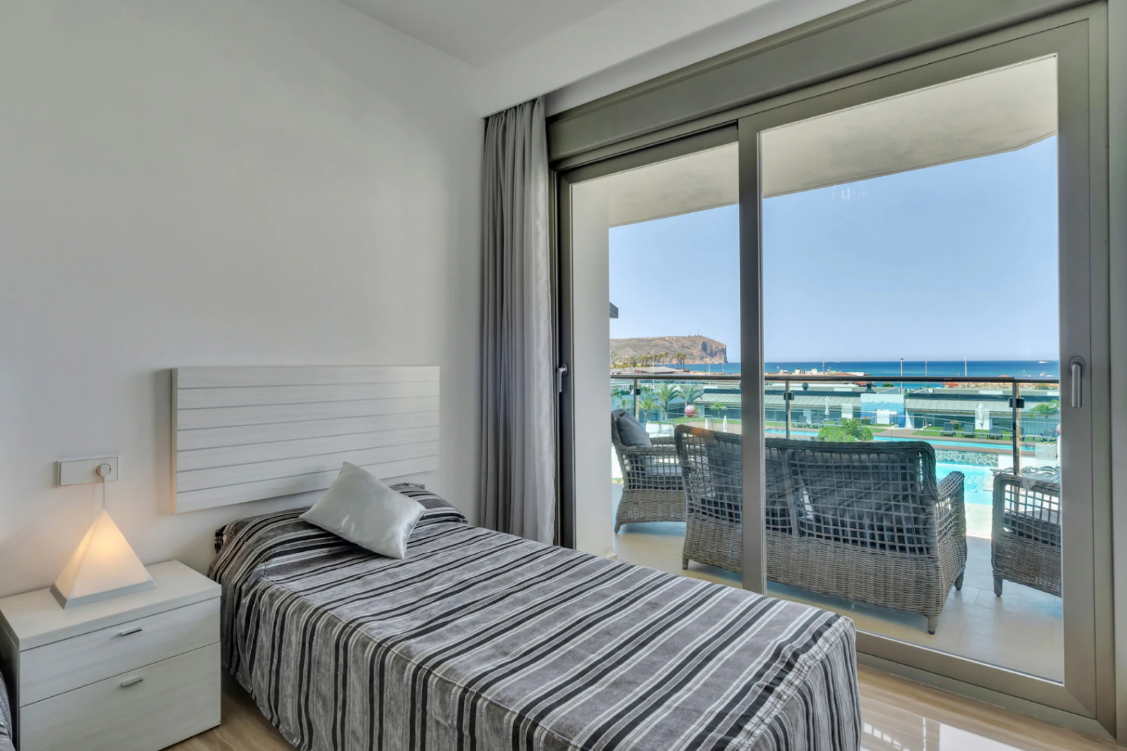4902 - Apartamento en privilegia ubicacion con impresionantes vistas mar