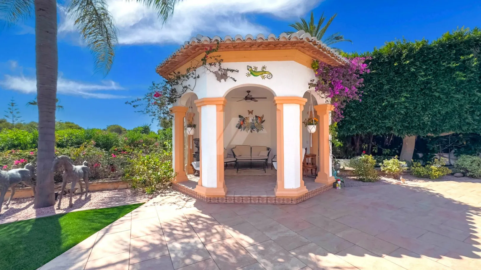 Villa de lujo en venta en Moraira con vistas al mar.
