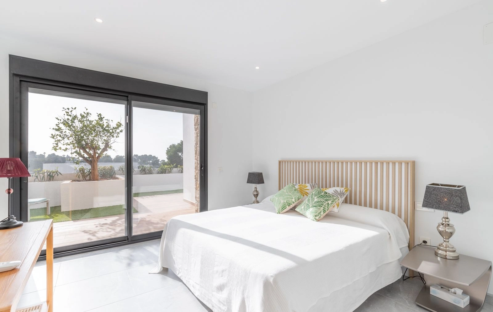 VILLA DE LUJO CON VISTAS AL MAR Y 2 APARTAMENTOS SEPARADOS – IDEAL COMO INVERSION DE ALQUILER EN MORAIRA
