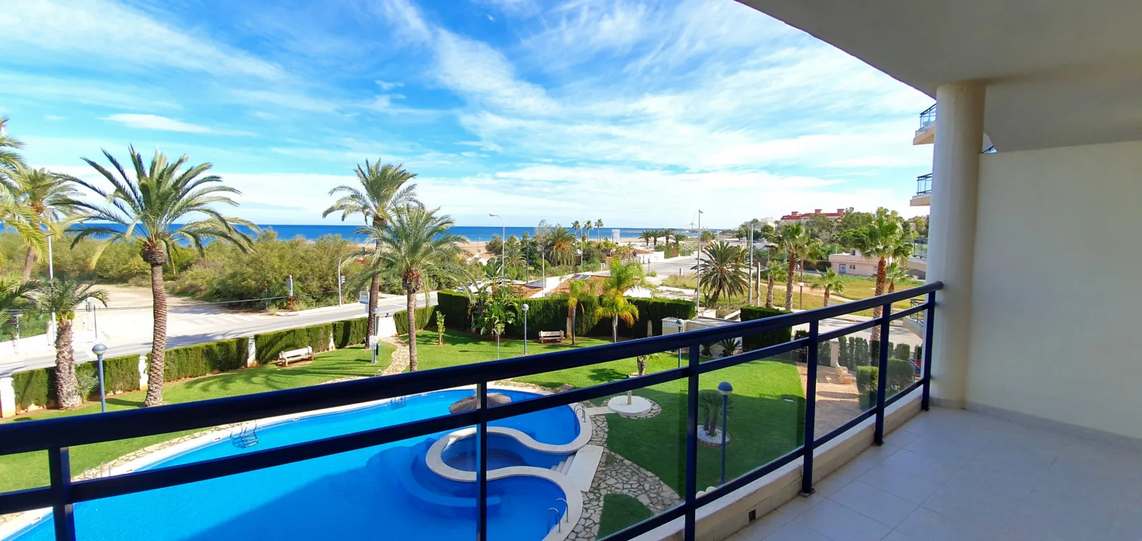 Apartamento con vistas al mar a 100 mts de la playa junto casco urbano