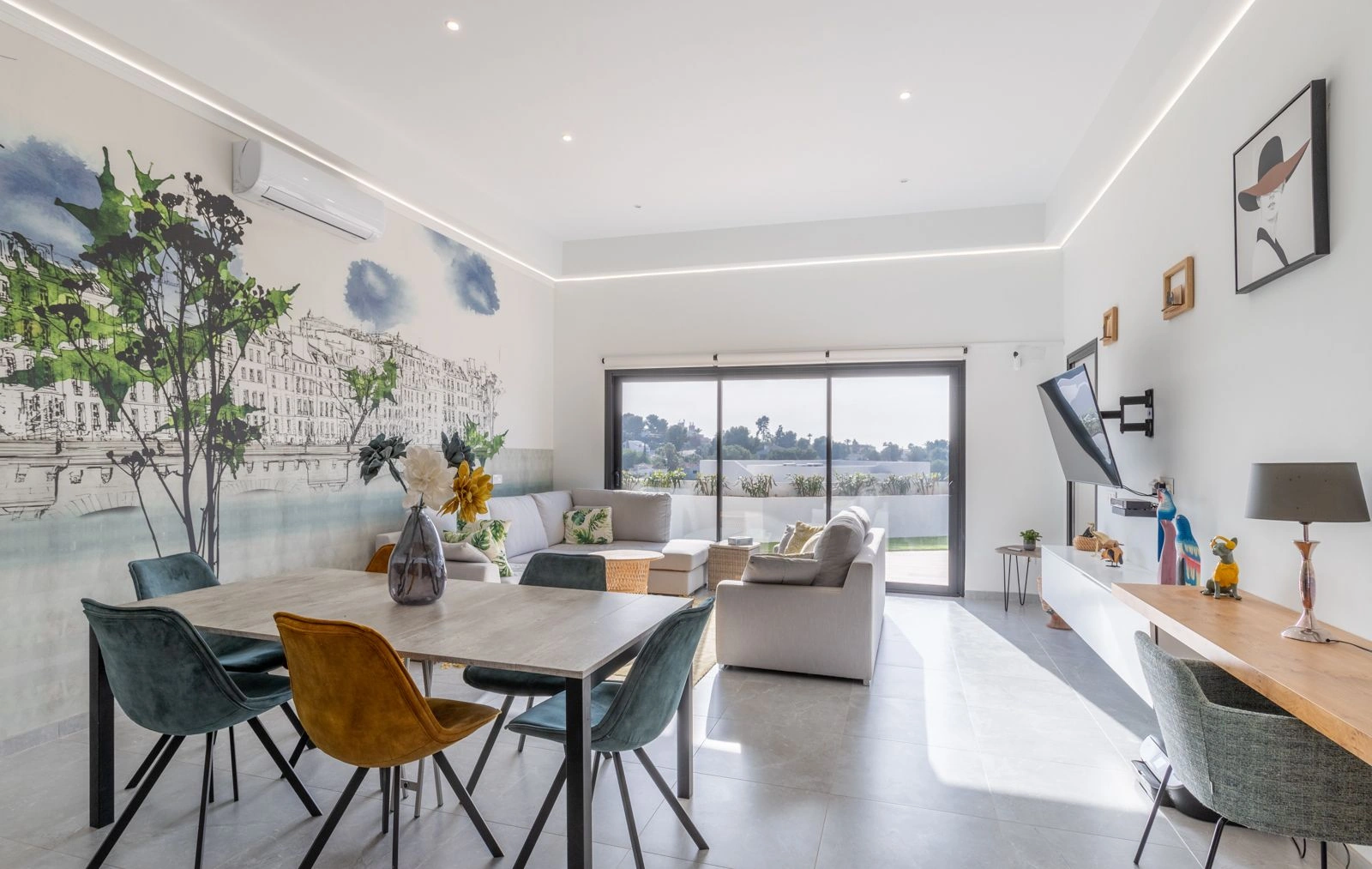 VILLA DE LUJO CON VISTAS AL MAR Y 2 APARTAMENTOS SEPARADOS – IDEAL COMO INVERSION DE ALQUILER EN MORAIRA
