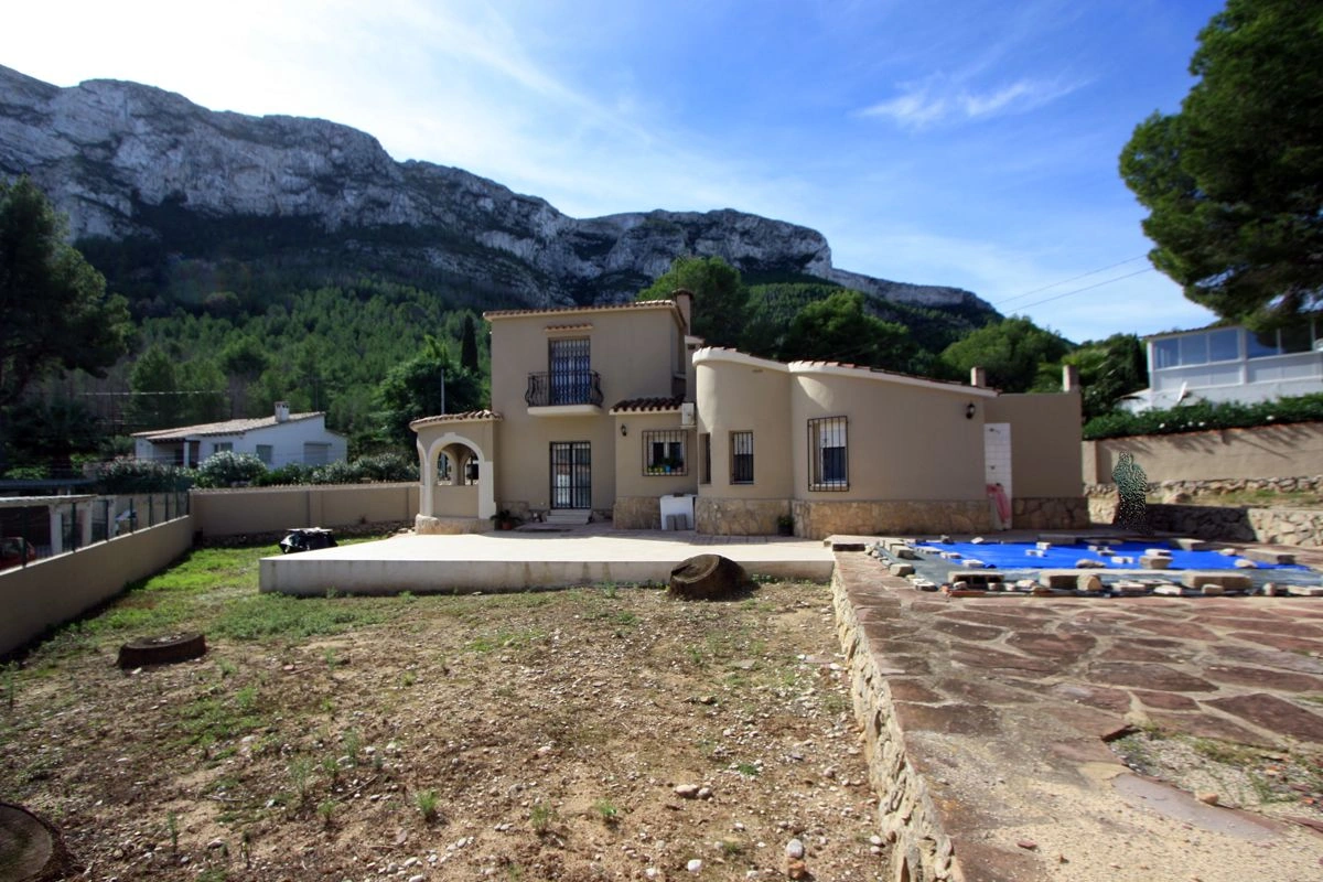 VILLA CON VISTAS A LA MONTAÑA EN DÉNIA