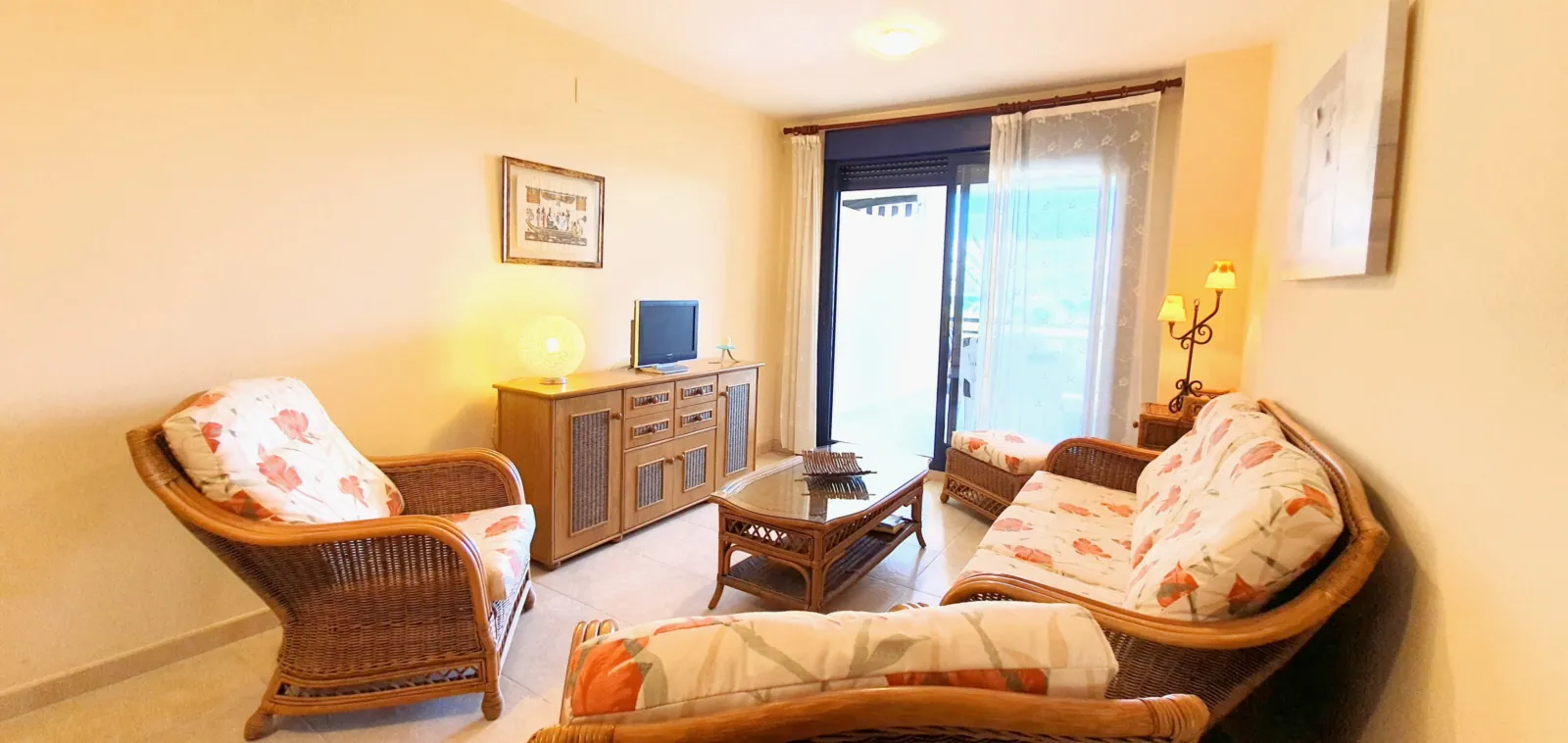 Apartamento con vistas al mar a 100 mts de la playa junto casco urbano