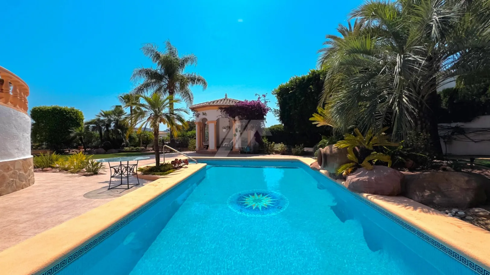 Villa de lujo en venta en Moraira con vistas al mar.