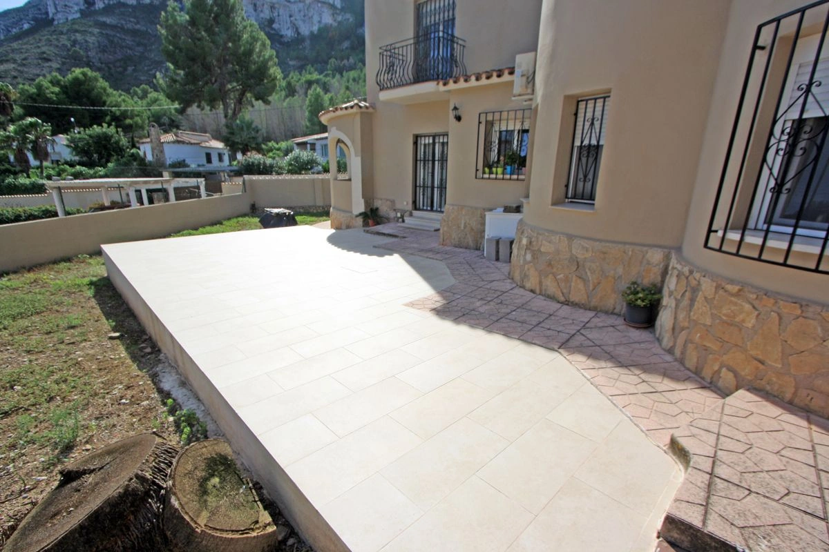 VILLA CON VISTAS A LA MONTAÑA EN DÉNIA