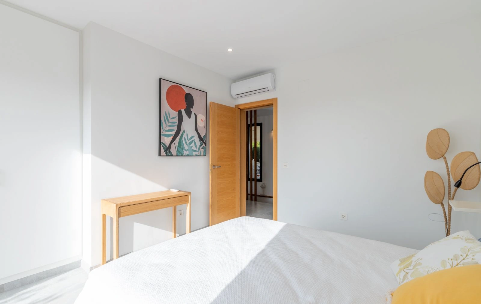 VILLA DE LUJO CON VISTAS AL MAR Y 2 APARTAMENTOS SEPARADOS – IDEAL COMO INVERSION DE ALQUILER EN MORAIRA