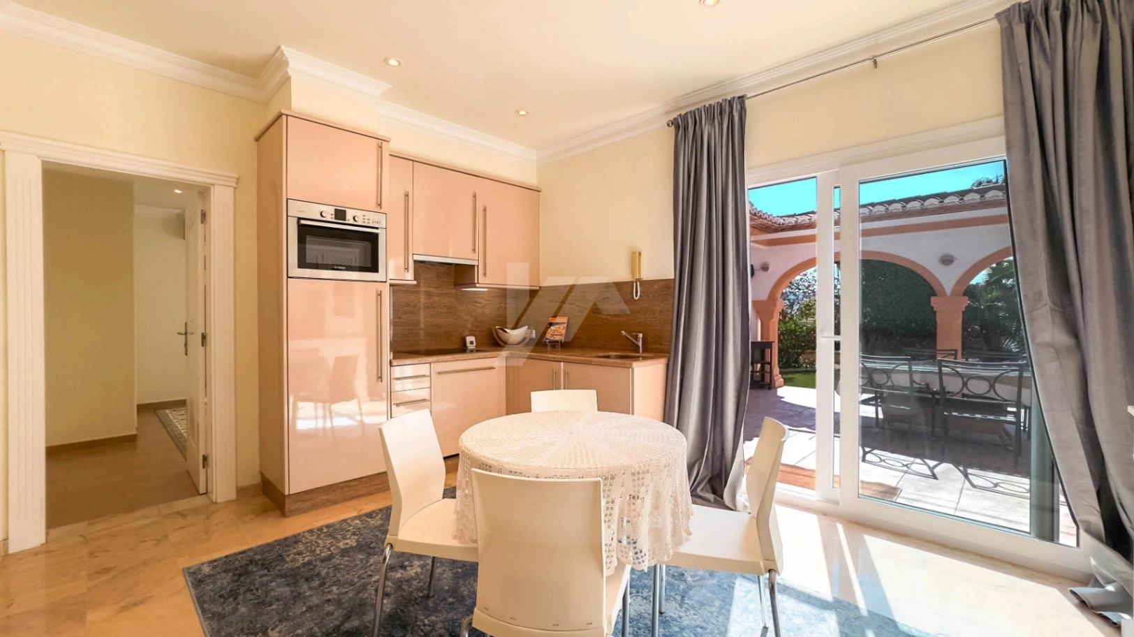 Villa de lujo en venta en Moraira con vistas al mar.