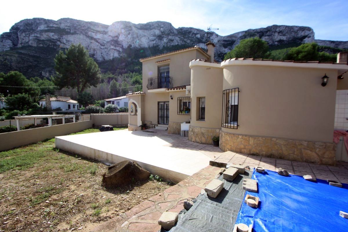 VILLA CON VISTAS A LA MONTAÑA EN DÉNIA