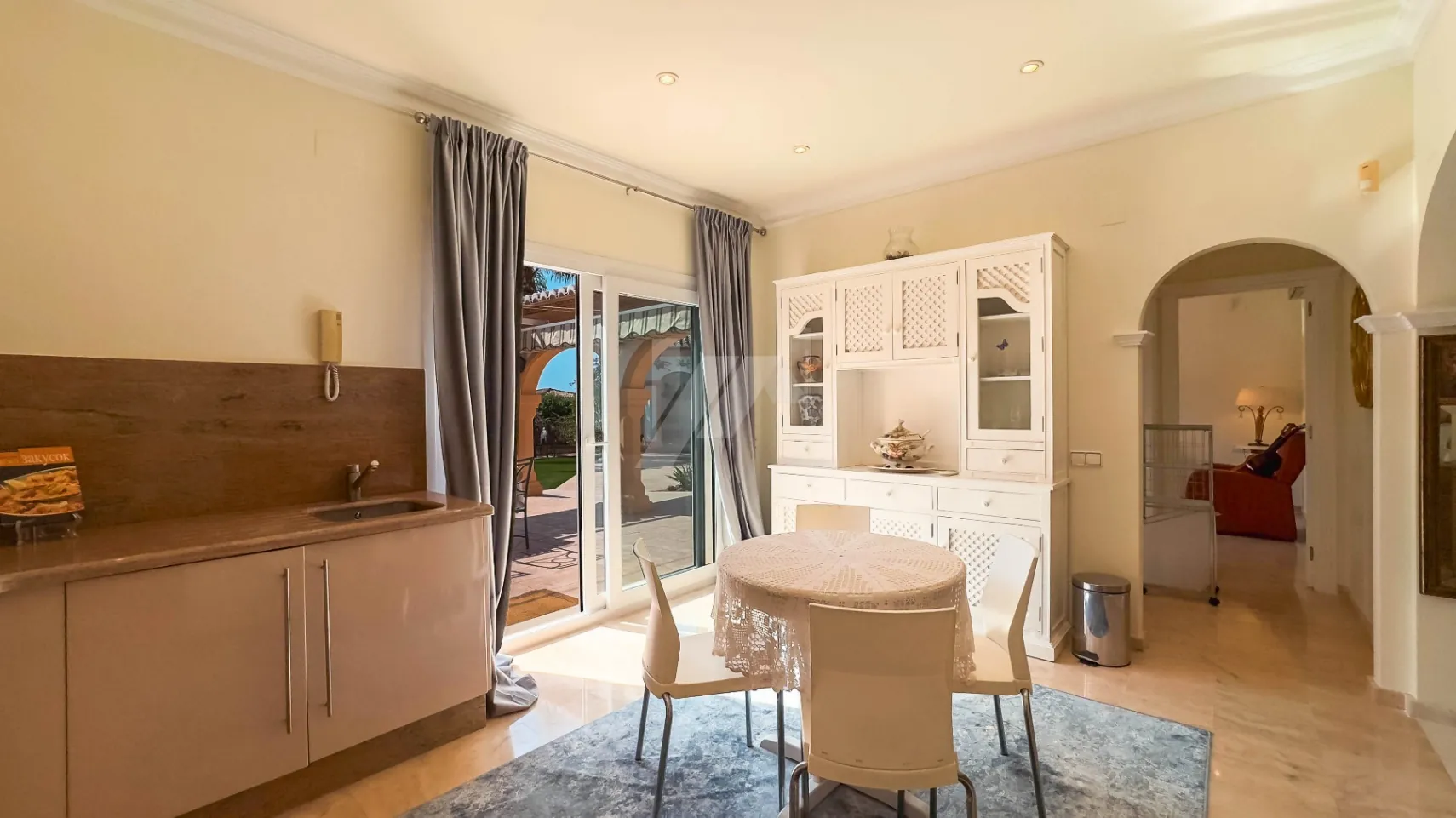 Villa de lujo en venta en Moraira con vistas al mar.