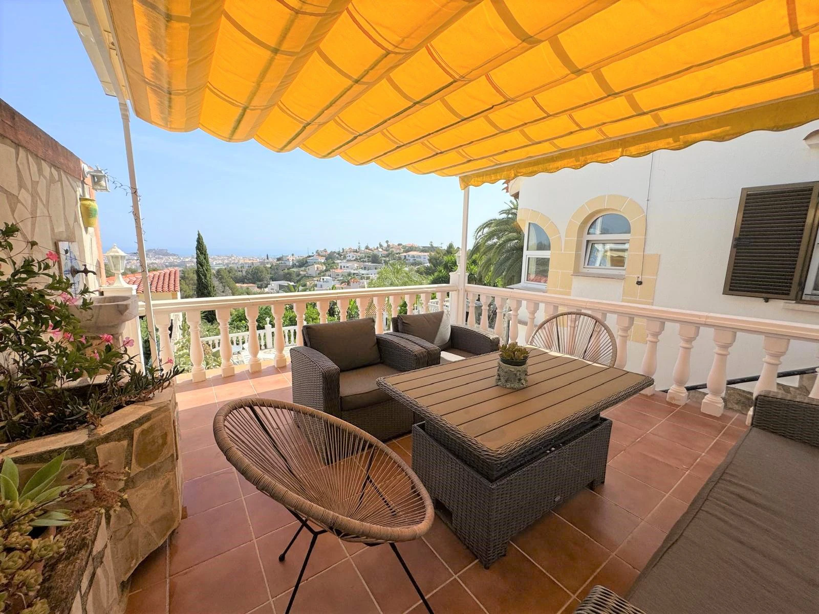 Villa con encanto y vistas al mar. Lista para entrar a vivir