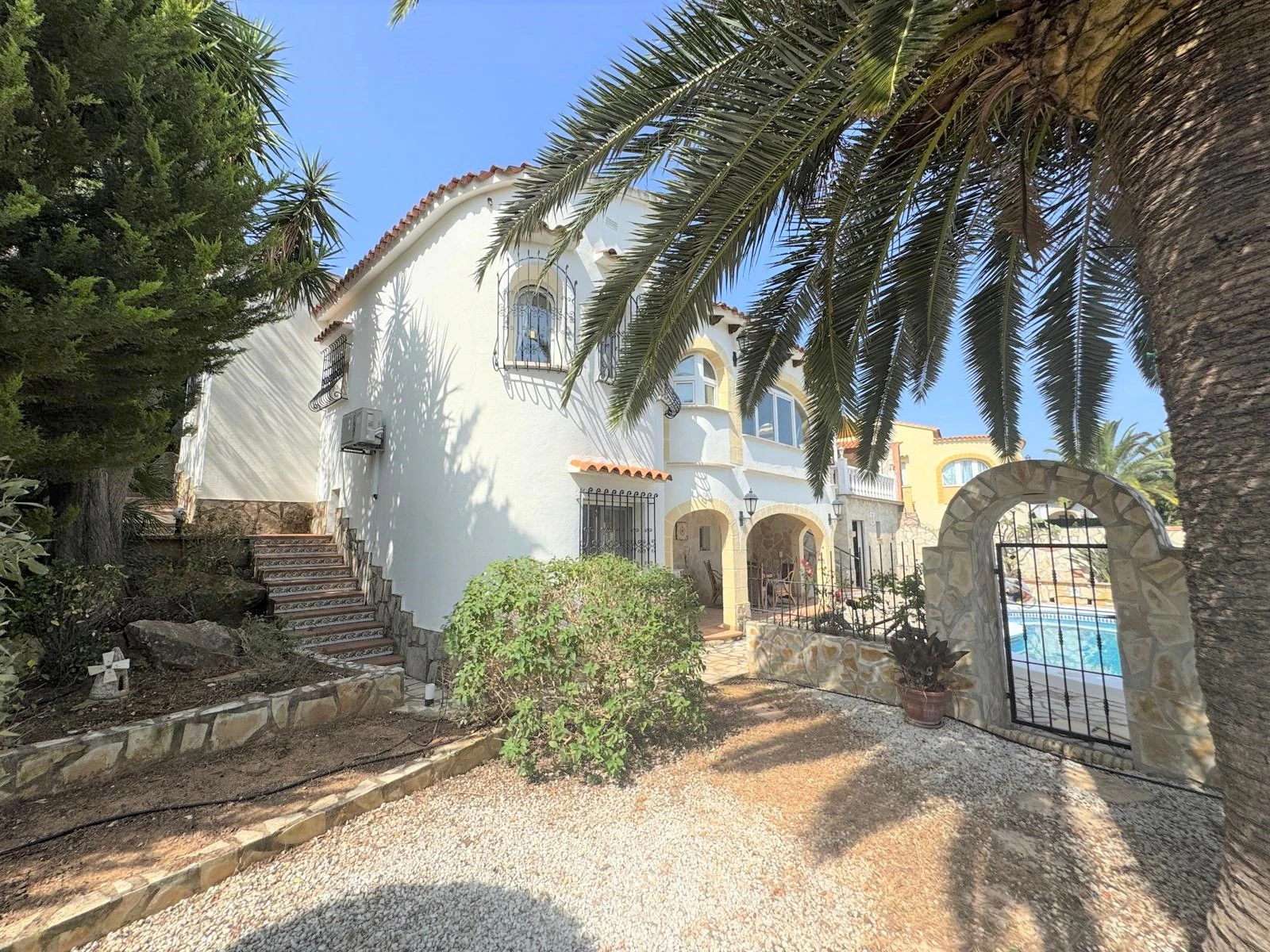 Villa con encanto y vistas al mar. Lista para entrar a vivir