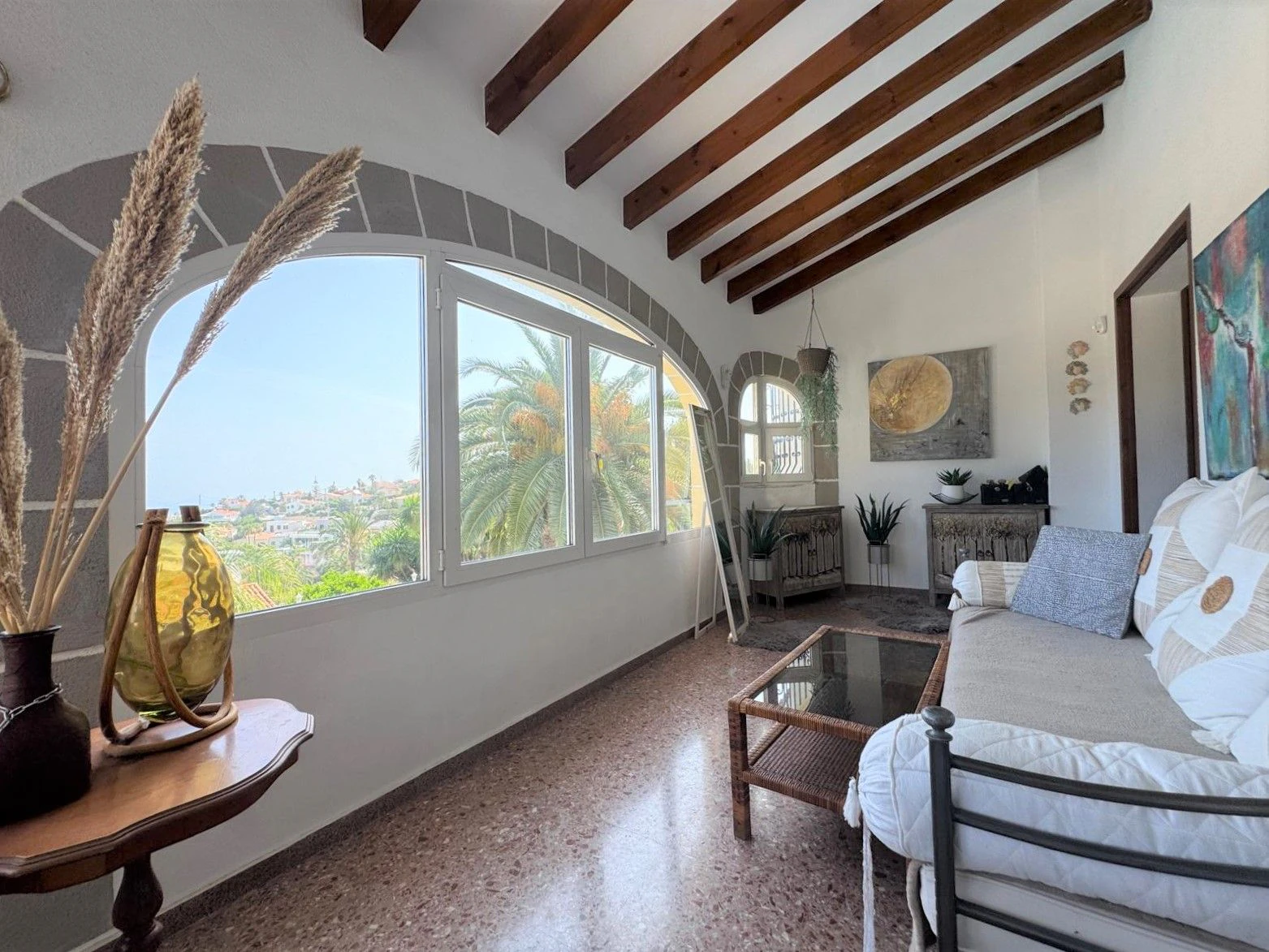Villa con encanto y vistas al mar. Lista para entrar a vivir