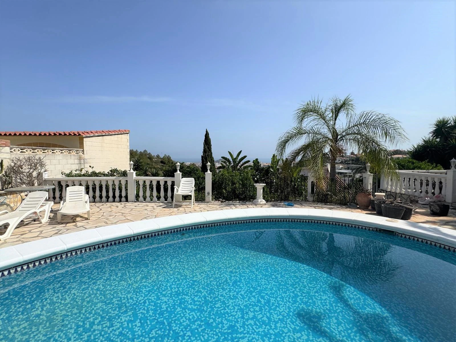 Villa con encanto y vistas al mar. Lista para entrar a vivir