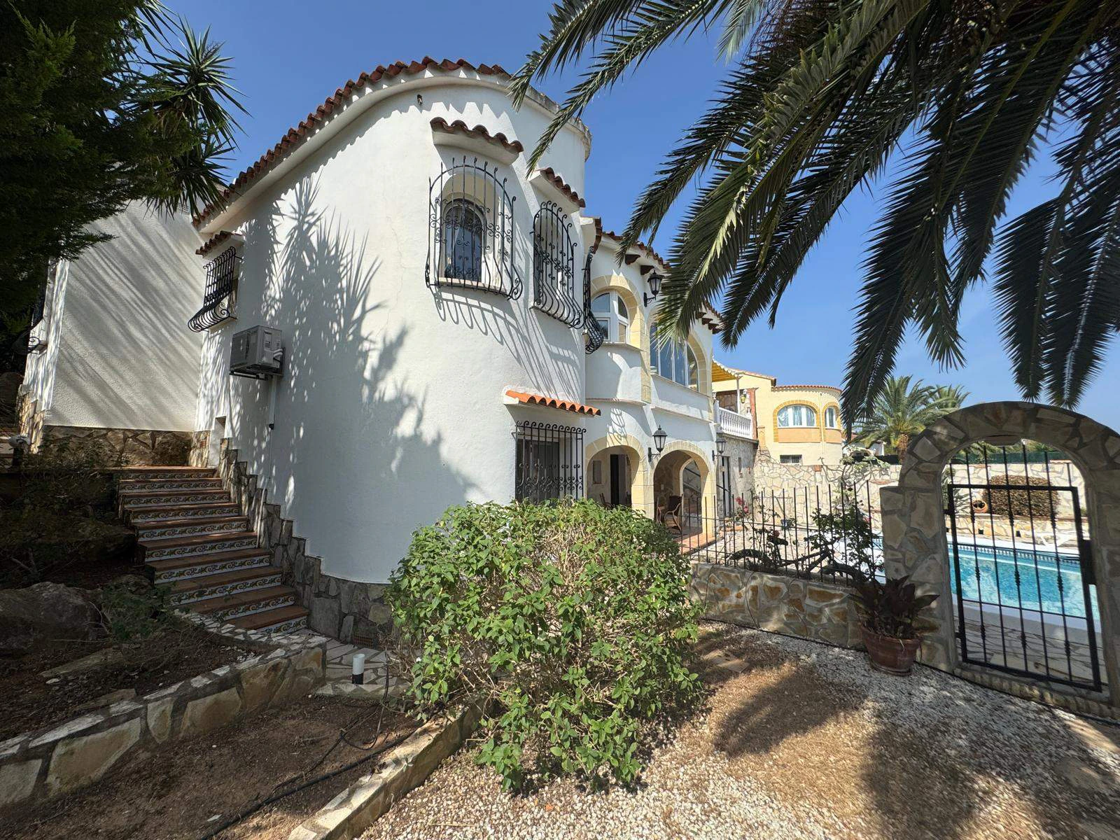 Villa con encanto y vistas al mar. Lista para entrar a vivir